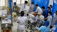 50 minutos de reanimação cardiopulmonar salvaram a vida de um estudante de 22 anos que desmaiou em uma sala de aula.