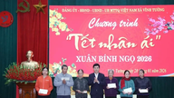 Die Gemeinde Vinh Tuong verteilte 62 Tet-Geschenke an arme und fast arme Haushalte.