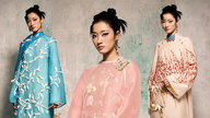 Ao Dai (vietnamesisk traditionel dragt) med et galoperende hestedesign byder Hestens År 2026 velkommen.
