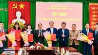 Il comitato del partito del distretto di Xuan Huong a Da Lat ha rilevato 5 organizzazioni del partito operanti nel settore bancario.