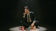 ミュージックビデオ「The Big Job」は、Den Vauが演じる父親の視点から感情を呼び起こす作品である。
