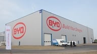 شرکت BYD مبلغ ۱۳۰ میلیون دلار برای ساخت کارخانه باتری در ویتنام سرمایه‌گذاری می‌کند: تقویت زنجیره تأمین خودروهای برقی.