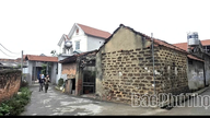 Sebuah perkampungan batu laterit berusia satu abad di tengah-tengah tanah purba.