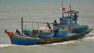 Projek pengerukan muara La Gi ditangguhkan, menyebabkan bot nelayan tidak pasti tentang memasuki dan keluar dari pelabuhan.