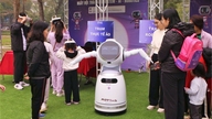 Crianças experimentam a tecnologia com entusiasmo no Parque Thong Nhat.