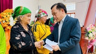 Partikommittén för partiorganen i Nghe An-provinsen överlämnade 70 Tet-gåvor till människor i kommunerna Huoi Tu och Nam Can.