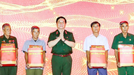 Presenting gifts to families receiving preferential treatment in the border region of Tay Ninh province.