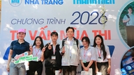 La subcampeona de la competición "Camino a Olympia" asiste a una sesión de orientación para la preparación del examen, rodeada de aficionados.