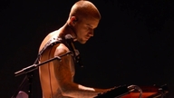 Justin Bieber s'est produit torse nu et en short lors des Grammy Awards 2026.