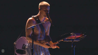 Justin Bieber mengenakan celana pendek saat tampil di Grammy.