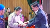 প্রাদেশিক ফাদারল্যান্ড ফ্রন্ট কমিটির নেতৃবৃন্দ এনগান সন কমিউনে টেট উপহার দিচ্ছেন।