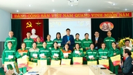 Vietnamská generální konfederace práce uděluje dary Tet dělníkům v Hai Phongu.