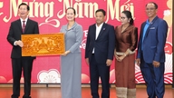 Una delegación de la provincia de Koh Kong visitó a los líderes del Comité Popular Provincial de An Giang para felicitarlos por el Año Nuevo.