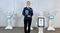 Pepper har Guinness-rekordbogen for at være den første masseproducerede humanoide robot.