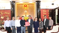 Ho Chi Minh Cityn talousyliopisto toivottaa uudenvuoden tervehdyksen Lam Dongin maakunnan kansankomitealle.
