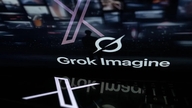 Grok AIチャットボットは物議を醸しているものの、世界中の注目を集めている。