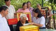 Delegationen fra Ho Chi Minh Citys partikomité besøgte og sendte nytårshilsner til eksemplariske enheder og familier.