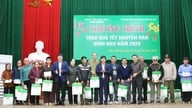 El Banco de Política Social entrega regalos de Tet a hogares y familias pobres con derecho a políticas preferenciales en el distrito de Tien Phong.
