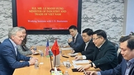 รัฐมนตรีช่วยว่าการกระทรวงอุตสาหกรรมและการค้า เลอ มานห์ ฮุง ได้เข้าพบกับซีอีโอของกลุ่มบริษัท AES