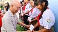General Pham Van Tra besøger Tran Phu Secondary School efter 10 års byggeri.