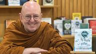 Zenmester Ajahn Brahm interagerer med vietnamesiske læsere på Ho Chi Minh Citys boggade.