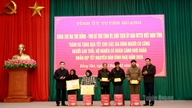 Phó Bí thư Tỉnh ủy, Chủ tịch Ủy ban MTTQ tỉnh Ma Thế Hồng thăm, tặng quà Tết tại xã Đồng Văn