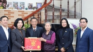 ประธานสภาประชาชนฮานอย นางฝุ่ง ถิ ฮง ฮา เยี่ยมเยียนและมอบของขวัญให้แก่ครอบครัวที่ได้รับการปฏิบัติเป็นพิเศษในเมืองอุงฮวา