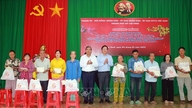 Wishing a Happy New Year and giving gifts to families receiving government assistance and impoverished households on the occasion of the Lunar New Year.