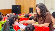 Wiceprzewodnicząca Rady Ludowej Prowincji Lam Dong Nguyen Thi Thuan Bich wręcza prezenty Tet w okręgu La Gi.