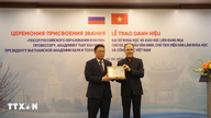 Professor og akademiker Chau Van Minh modtager titlen som russisk ambassadør for videnskab og uddannelse.