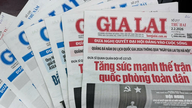 Distribuer eksemplarer af Gia Lai-avisen til partimedlemmer med 40 års eller mere medlemskab af partiet.