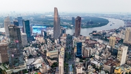 En drone viser jernbanelinjen Ben Thanh - Thu Thiem, der krydser Saigon-floden og løber langs Mai Chi Tho-gaden.