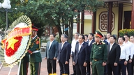 Yüksek Halk Mahkemesi Başyargıcı Nguyen Van Quang, kahraman şehitlere saygı duruşunda bulunmak için tütsü yaktı.