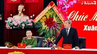 Przewodniczący miasta Hanoi docenia niedoceniane osiągnięcia policji drogowej stolicy.