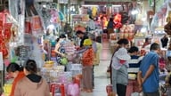 Tay Ninh Tet piac: Változatos áruk, lassú vásárlóerő.
