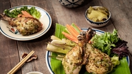 مرغ آمریکایی سرخ‌شده با نمک و ریحان برای وعده غذایی تجدید دیدار خانوادگی در تعطیلات تت.