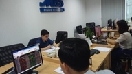 Pasar saham anjlok, dengan VN-Index turun lebih dari 27 poin.