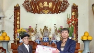 ឃុំហុងវ៉ាន់ចុះសួរសុខទុក្ខ និងចែកអំណោយដល់ប្រជាជនដែលបានបំពេញការងារដ៏មានគុណូបការៈចំពោះបដិវត្តន៍ និងមនុស្សចាស់ជរាដែលមានអាយុ ១០០ ឆ្នាំ។