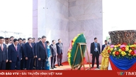 Generalsekreterare To Lam lade ner en krans vid självständighetsmonumentet och minnesmärket över den avlidne kung Norodom Sihanouk.