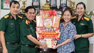 Colonel Chau Chac extends New Year greetings to the family of the Hero of the People's Armed Forces and former provincial leaders.