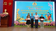 O Sindicato Provincial dos Trabalhadores ofereceu presentes de Tet, passagens aéreas e passagens de trem aos moradores do distrito de Tan Ninh.
