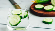 8 ingredienser du bør tilføje til dit daglige vand for at øge dine sundhedsfordele.