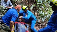 Un hombre disfrazado de Spider-Man cae desde una altura de 20 metros dentro de un traje de escalada en Malasia.