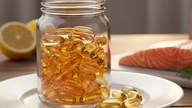Satu kapsul minyak ikan omega-3 sehari: Manfaat penting untuk warga emas.