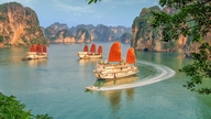 Saksikan perahu layar berlayar melawan angin di Teluk Ha Long.