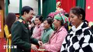 Generaal Phan Van Giang wenst de begunstigden van het sociale beleid in Thai Nguyen een gelukkig nieuwjaar.