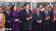 President Luong Cuong och vietnamesiska delegater utomlands offrar rökelse vid kung Ly Thai Tos monument.