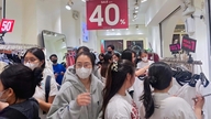 In Ho Chi Minh-stad stonden grote groepen mensen tot middernacht in de rij om kleding te kopen voor Tet (het Chinese Nieuwjaar).