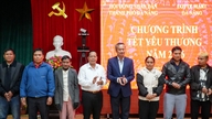 ថ្នាក់ដឹកនាំក្រុមប្រឹក្សាប្រជាជនទីក្រុង អញ្ជើញជូនអំណោយបុណ្យតេតនៅឃុំតៃយ៉ាង។