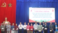 Repræsentant for Nationalforsamlingen, Vuong Quoc Thang, besøger familier, der modtager fortrinsbehandling, og fattige husstande under Tet (månenytår).